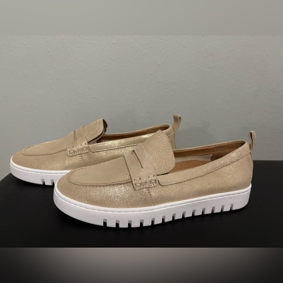 * Vionic Uptown Loafers * - Picture 1 of 4